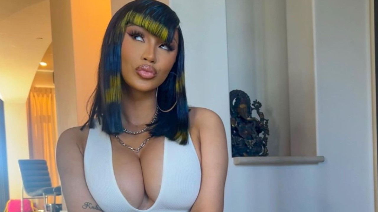 Упс! Грудь певицы Cardi B вывалилась из откровенного декольте (12 фото)