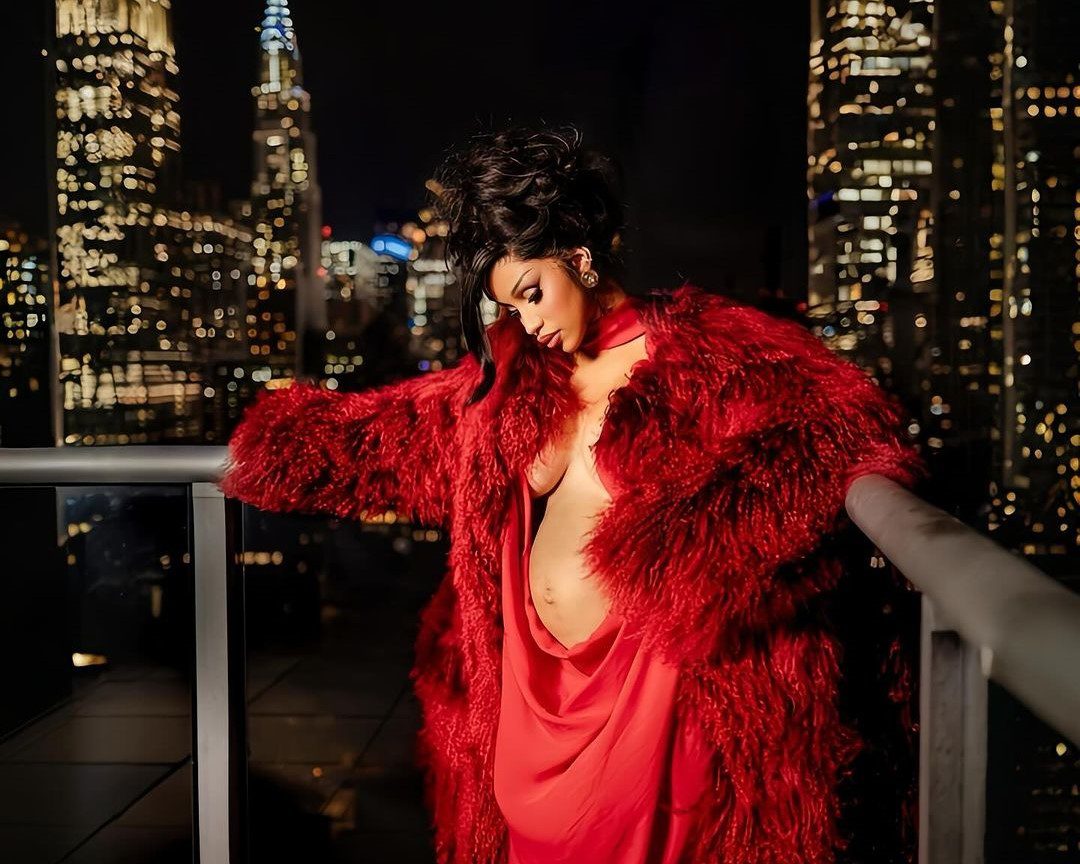 Упс! Грудь певицы Cardi B вывалилась из откровенного декольте (12 фото)
