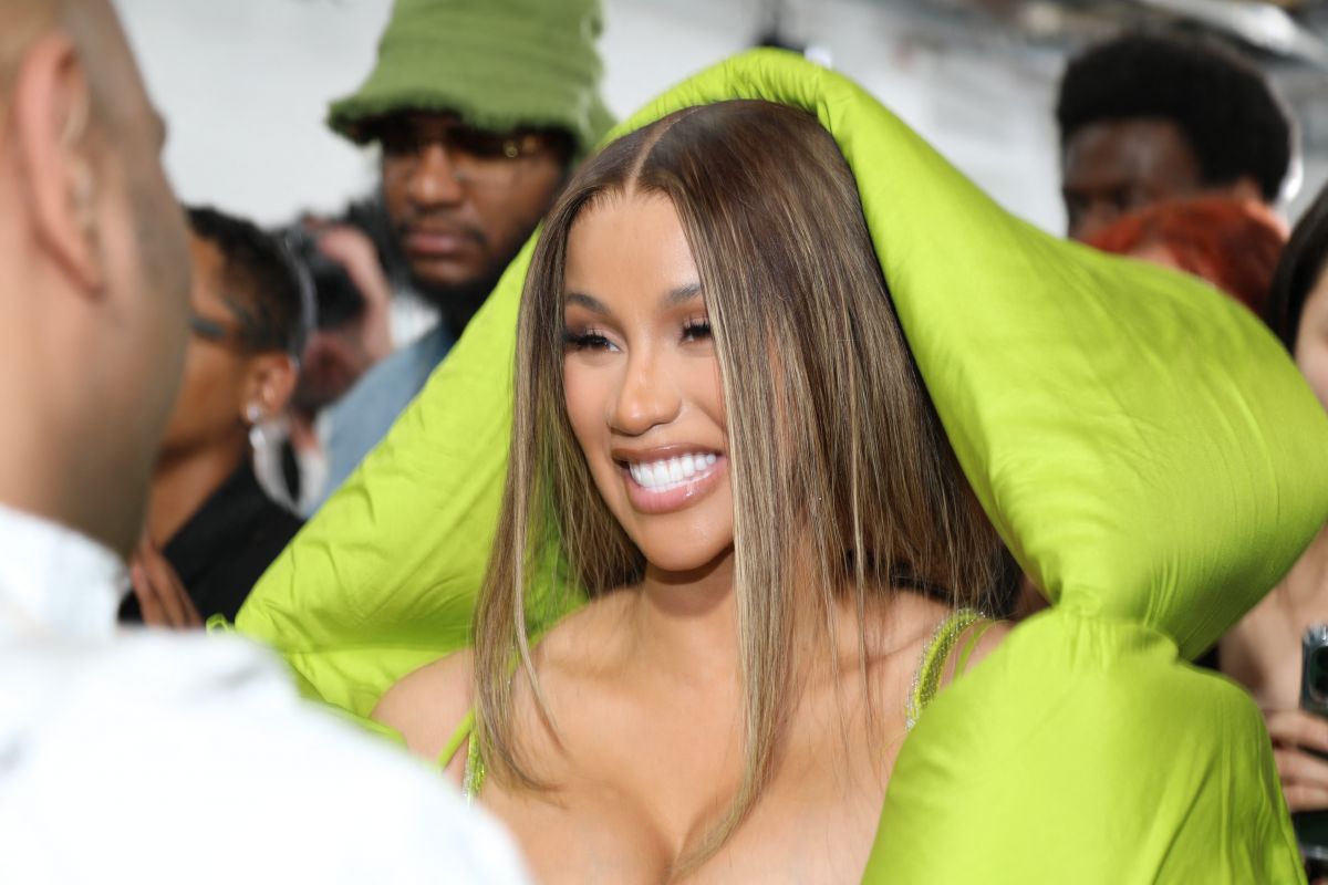 Упс! Грудь певицы Cardi B вывалилась из откровенного декольте (12 фото)