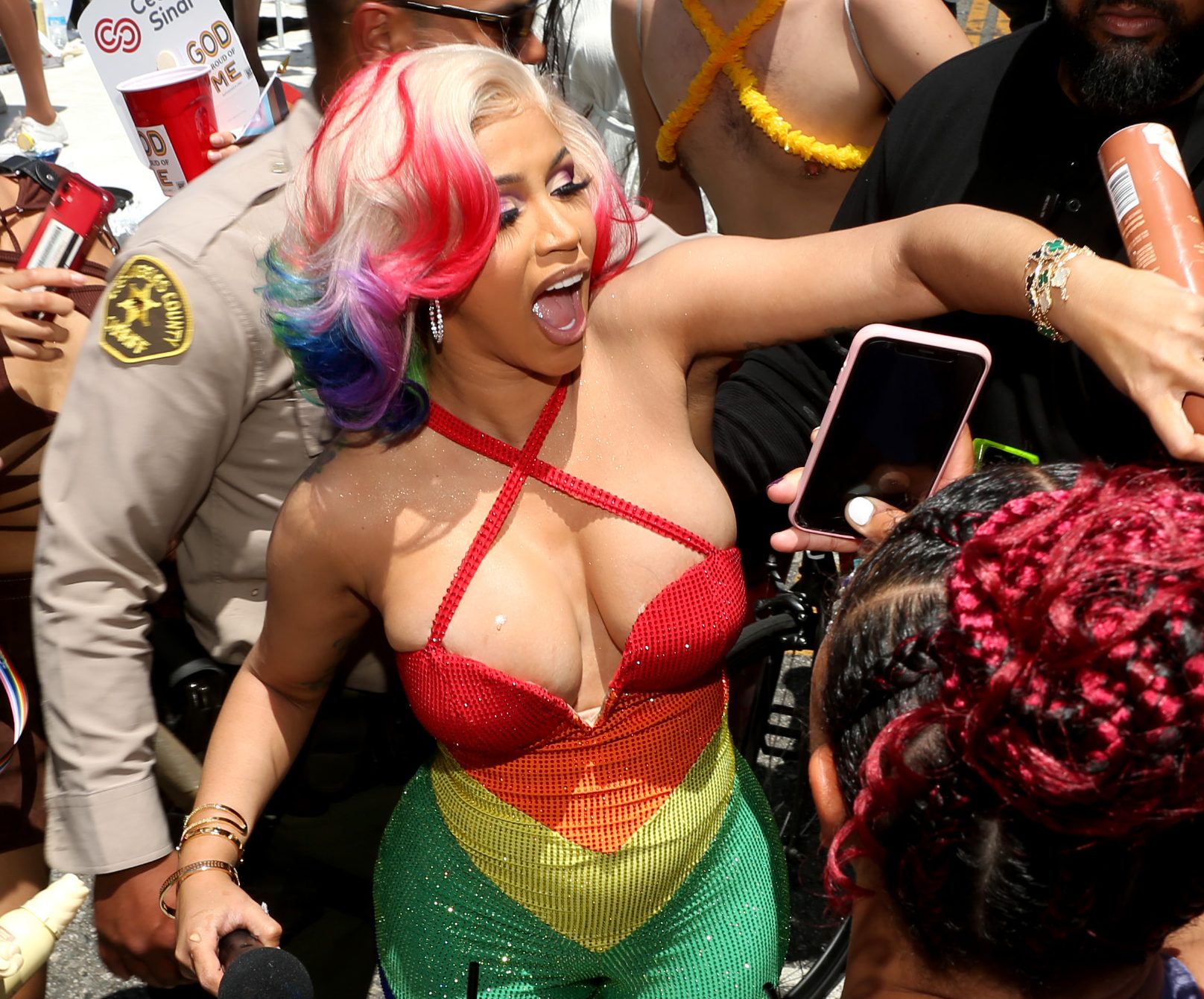 Упс! Грудь певицы Cardi B вывалилась из откровенного декольте (12 фото)