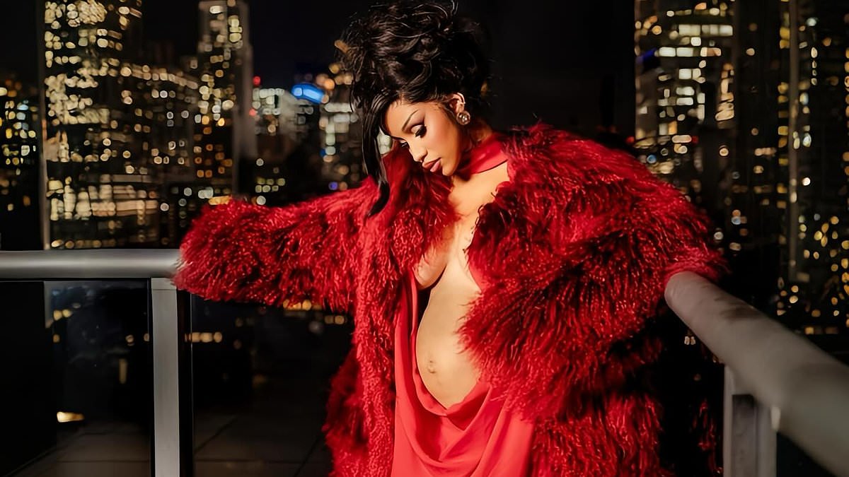 Упс! Грудь певицы Cardi B вывалилась из откровенного декольте (12 фото)